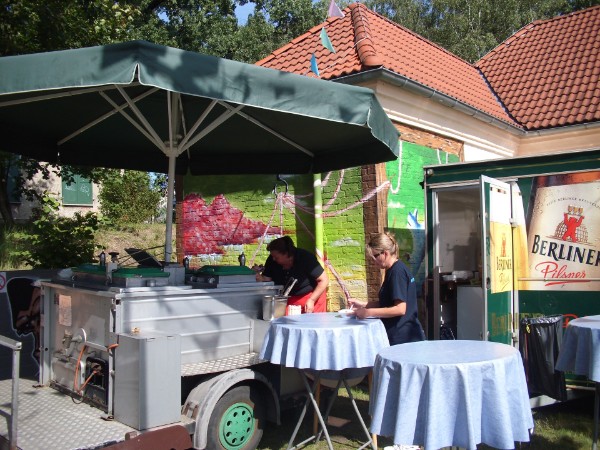 Unsere Kollegin beim servieren leckerer Eisbeine und Erbsensuppen Unsere Kollegin beim servieren leckerer Eisbeine und Erbsensuppen