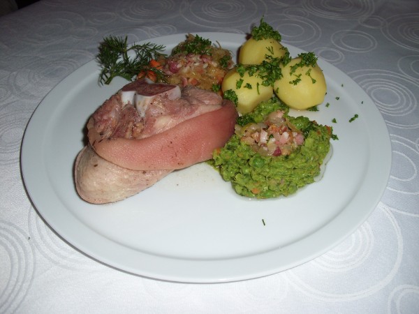 Berliner Eisbein mit Erbspüreè Sauerkraut und Salzkartoffeln Berliner Eisbein mit Erbspüreè Sauerkraut und Salzkartoffeln