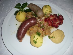 Schlachteplatte (Blut-und Leberwurst Kassler dazu Sauerkraut und Petersilienkartoffeln)  