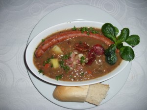 Linsensuppe mit Knacker und Brot