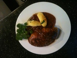 Kohlroulade mit Petersilinkartoffeln